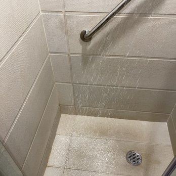 City Express Plus - Mold all along the perimeter of shower and the edges - Hotels Near Me - Cancún, ROO