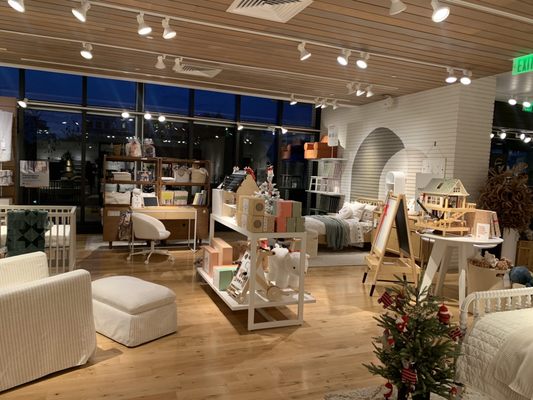 Crate & Barrel by null