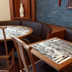 Hungky - Intérieur du restaurant, salle 2. Il y a des tables rondes.