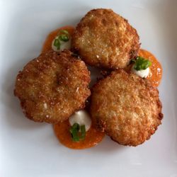 Crab cakes with aioli sauce with green onions