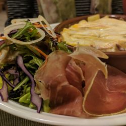 Le camisard - Tartiflette avec salade et jambon cru