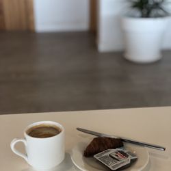 Cap des Falco VIP Lounge - Burnt coffee, croissant, Nutella