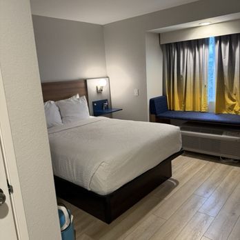 Microtel Inn & Suites by Wyndham Tracy - Hotels Near Me - Tracy, California
