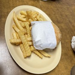 Antojitos Guanacos - Hamburger and fries
