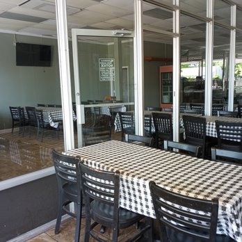Fhinney - a restaurant with a checkered table cloth - Soul Food Near Me - Greenville, South Carolina