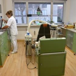 Zahnarztpraxis Hans und Kerstin Schubert - Frau Hese im Behandlungszimmer I