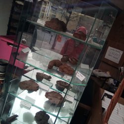 Zauberkönig - Staunend stehen die Fußgänger vor dem Schaufenster am neuen Standort Herrfurtstraße. Die Hundekacke ist schon angekommen.