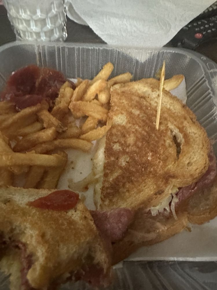 PUTTER’S BAR & GRILL Updated August 2024 15 Photos & 38 Reviews