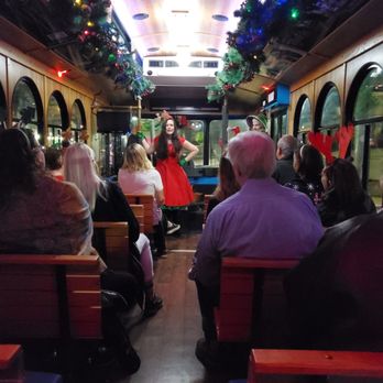 Discover Sarasota Tours - Christmas performer leading us in a sing-a-long - Historical Tours Near Me - Sarasota, Florida