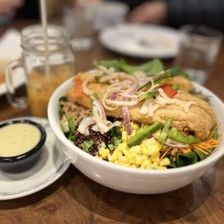 Bai Kao Thai - Crispy fish fillet salad bowl