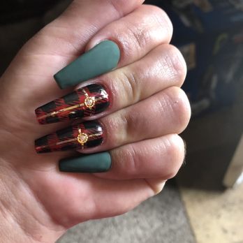 Sun Nails and Spa - Christmas Nails by CINDY Hand-painted, plaid gold accents SHE IS THE BEST!! - Nail Salons Near Me - Northridge, California