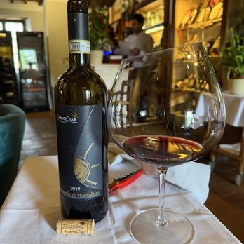 Il Celliere - Our wine and Stemware. The dip allows for getting the nose in the bowl. 70% of our taste is influenced by smell. - Tuscan Near Me - Castagnoli, SI