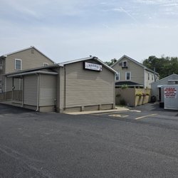 Harris Bar & Grill - Parking bwhind building or on street