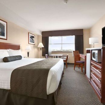 Days Inn & Suites - Guest room - Hotels Near Me - Langley, British Columbia Days Inn & Suites - Guest room - Hotels Near Me - Langley, British Columbia