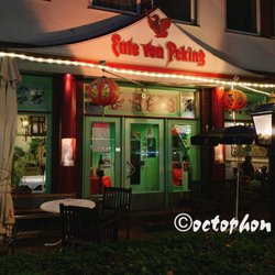 Ente von Peking - Eingang mit Biergarten...