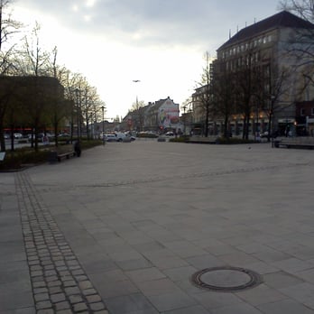 Wandsbeker Marktplatz - Aus dieser Blickrichtung gen Westen sieht der Platz etwas leer aus - das ändert sich aber, wenn dort Festivitäten stattfinden. - Public Plazas Near Me - Hamburg, HH