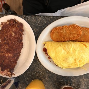 George's Restaurant & Bar - Omelette, hashbrowns, and corn beef, and hash - Breakfast & Brunch Near Me - Gloucester, Massachusetts