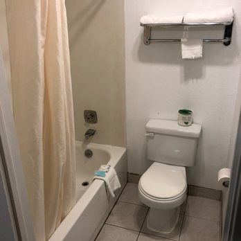 Rodeway Inn - Decently-sized bathroom. - Hotels Near Me - SeaTac, Washington Rodeway Inn - Decently-sized bathroom. - Hotels Near Me - SeaTac, Washington
