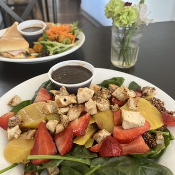 Pig & Fig Cafe - Grilled chicken was served cold with salad ingredients piled on top. Nothing special about this place at all - Coffee & Tea Near Me - White Rock, New Mexico