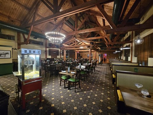 The Ground Round by null