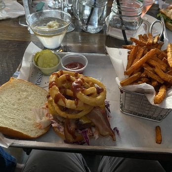 Tessie's bar & kitchen - The commentator burger - Burgers Near Me - Waltham, Massachusetts