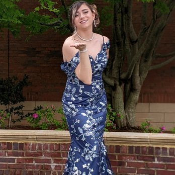 Queen's Alterations - Sewing & Alterations Near Me - Snellville, Georgia
