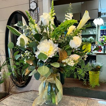 Shamrock Garden Florist - Floral Arrangement for a milestone wedding anniversary /2023 - Florists Near Me - Lombard, Illinois Shamrock Garden Florist - Floral Arrangement for a milestone wedding anniversary /2023 - Florists Near Me - Lombard, Illinois