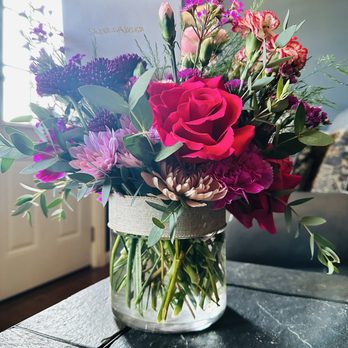 Emerald La Fleur - Gorgeous arrangement - Floral Designers Near Me - Cincinnati, Ohio Emerald La Fleur - Gorgeous arrangement - Floral Designers Near Me - Cincinnati, Ohio