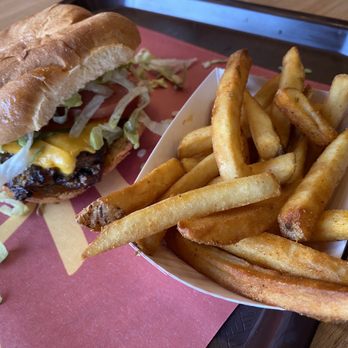 4 Hands at The District - taco burger + fries - Brewpubs Near Me - Chesterfield, Missouri