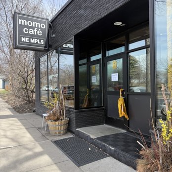 Momo Cafe - Note the step to get into the cafe if you have mobility issues or have a wheel chair - Coffee & Tea Near Me - Minneapolis, Minnesota