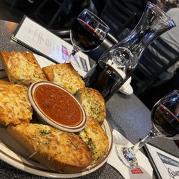 Garlic cheese bread and Chianti Garlic cheese bread and Chianti