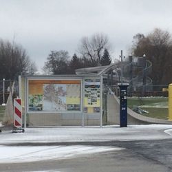 Wohnmobilpark Sinsheim - Infotafel und Parkticket-Säule; links daneben entsteht das neue Service-Gebäude