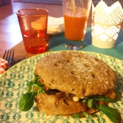Tetería de la Mañueta - Bocata de "pollo" vegano en pan de centeno, con canónigos, tomate, almendras y ajo. Zumo de manzana, limón y zanahoria riquísimo