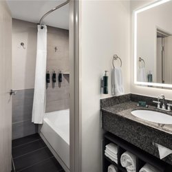 DoubleTree by Hilton Hotel Racine Harbourwalk - Guest room bath