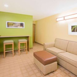 Microtel Inn & Suites by Wyndham Delphos - Guest room
