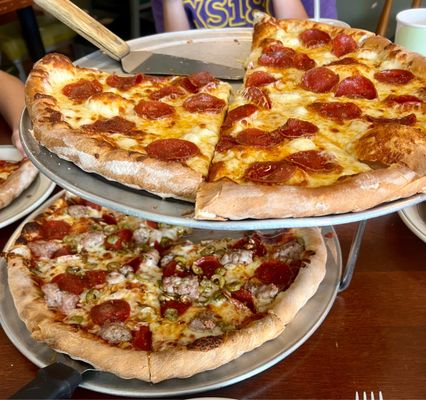 Famous Yeti's Pizza by null