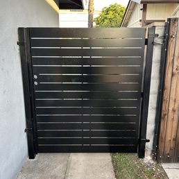 Side gate Side gate