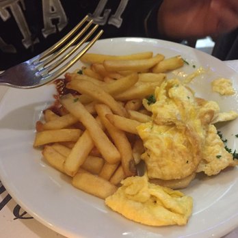 La Maison Blanche - Omelette with frites - French Near Me - Paris, 75 La Maison Blanche - Omelette with frites - French Near Me - Paris, 75