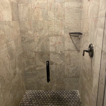 Murphy's Hotel Restaurant - Nice big shower - American Near Me - Murphys, California