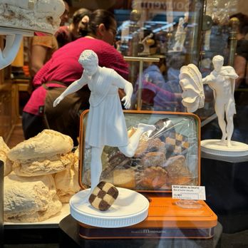 Biscuiterie de Montmartre - Olympics-themed window display - Bakeries Near Me - Paris, 75 Biscuiterie de Montmartre - Olympics-themed window display - Bakeries Near Me - Paris, 75