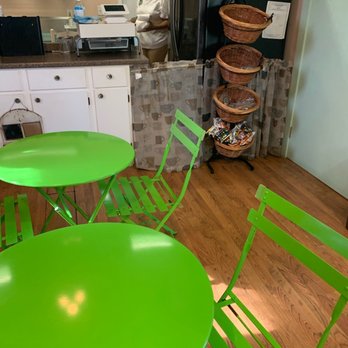 Fee-Fo-Lay - ows a green table and chairs in a kitchen - Coffee & Tea Near Me - Wallace, Louisiana