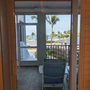 Island Inn - Screened porch with awesome view, wet bar, table, 4 chairs, 2 lounge chairs.. below is a body/foot washing station - Hotels Near Me - Sanibel, Florida Island Inn - Screened porch with awesome view, wet bar, table, 4 chairs, 2 lounge chairs.. below is a body/foot washing station - Hotels Near Me - Sanibel, Florida