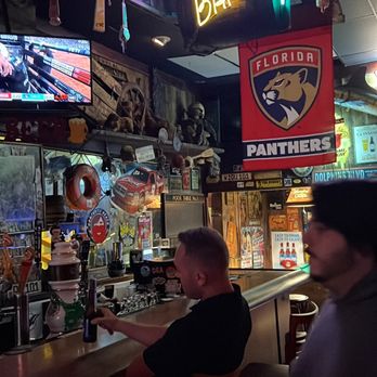 On the Rocks - Bar area - Sports Bars Near Me - Miami Beach, Florida