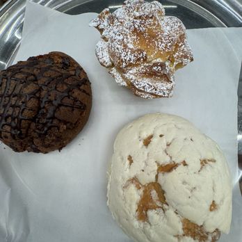 Pan & Coffee - Vanilla Concha Double Chocolate Fudge Concha Monkey Bread - Coffee & Tea Near Me - San Antonio, Texas
