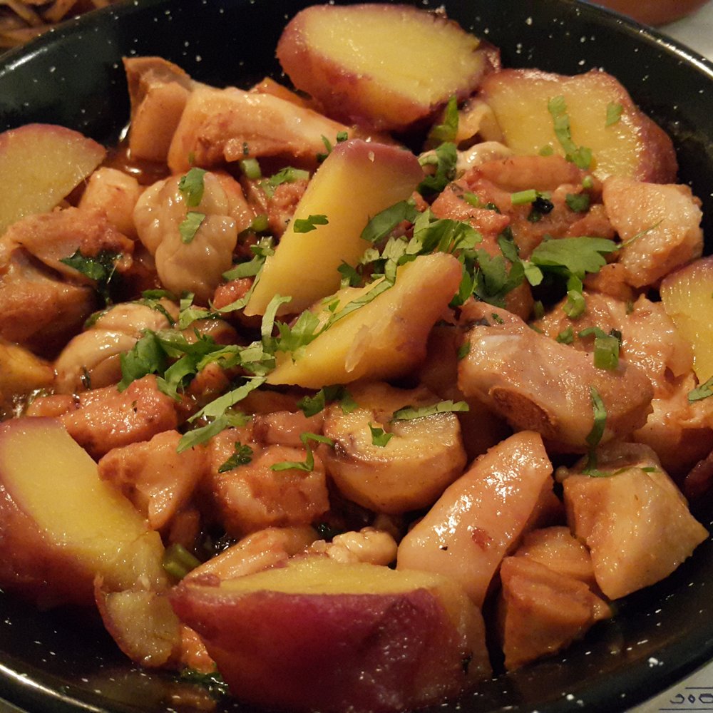 A Taberna da Rua das Flores - 栗子燉豬肉,但我忘了這是什麼菜名了但豬肉處理的很不錯,肉塊帶皮和骨頭,但可以處理的很彈口不油膩,馬鈴薯很鬆軟甜香,很開胃的主菜 - Portuguese Near Me - Lisbon, 11 A Taberna da Rua das Flores - 栗子燉豬肉,但我忘了這是什麼菜名了但豬肉處理的很不錯,肉塊帶皮和骨頭,但可以處理的很彈口不油膩,馬鈴薯很鬆軟甜香,很開胃的主菜 - Portuguese Near Me - Lisbon, 11