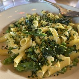 Pasta with sweet peas, crème fresh, & basil