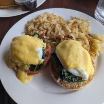 Paperback Cafe - Florentine Benedict - American Near Me - Old Saybrook, Connecticut