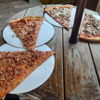 Earl's Hideaway Lounge - Earl's Pizza - Lounges Near Me - Sebastian, Florida Earl's Hideaway Lounge - Earl's Pizza - Lounges Near Me - Sebastian, Florida