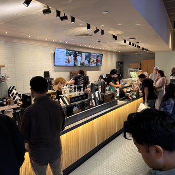 Starbucks - Place is full In top the take Mobil orders  Making big traffic of people in the line Disaster - Coffee & Tea Near Me - Elizabeth, New Jersey
