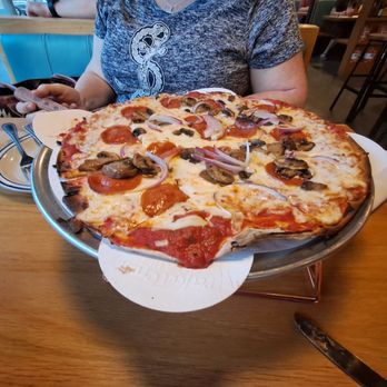 JayBird Tavern - This pizza she didn't, but I took it home it wasn't bad. - Pizza Near Me - Roanoke, Virginia